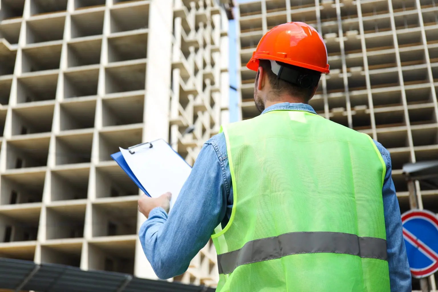 Engenheiro a acompanhar obra em construção