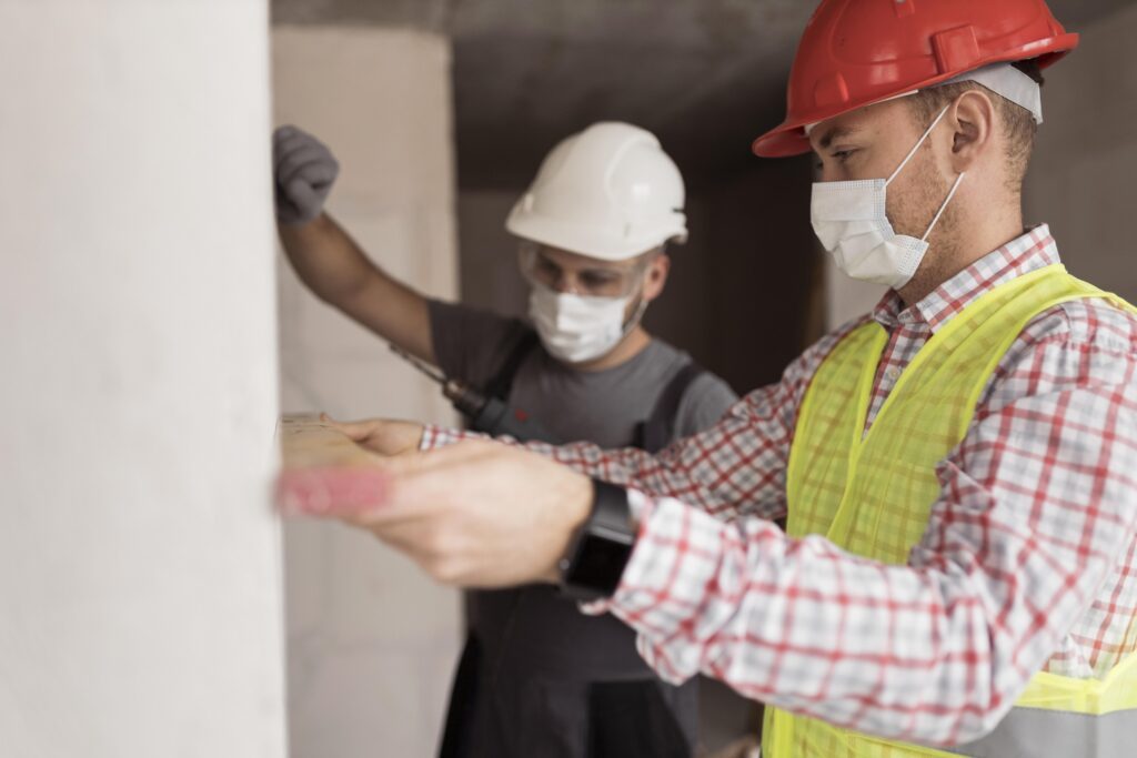 Equipa da DBD a trabalhar em obra, com equipamento de proteção